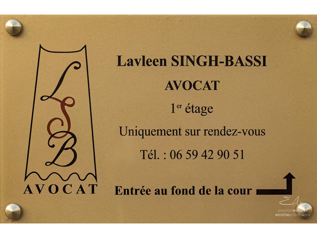 Gros plan sur la plaque de Maître Lavleen Singh-Bassi, avocat à Haguenau et Strasbourg